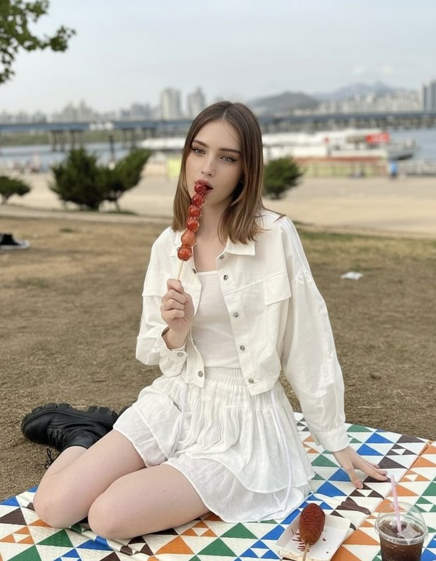 Seoul Han River Spring Picnic Korean Fashion