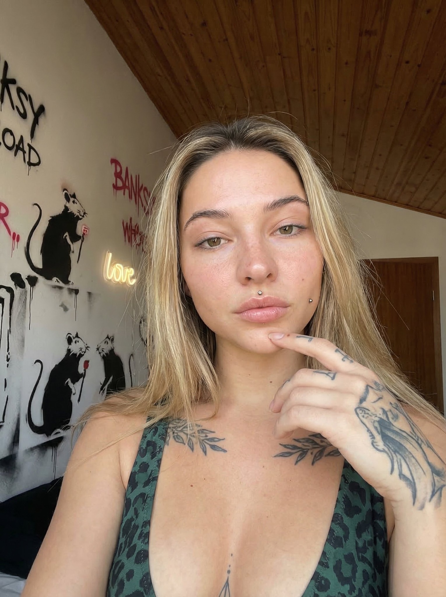 Piercings Tattoo Street Art Graffiti Indoor Smartphone Portrait